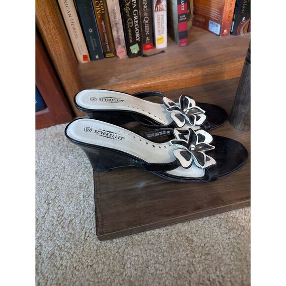 Seychelles Women's Size 9.5 Black Floral Accent Wedge open Toe Sandals - Picture 2 of 7